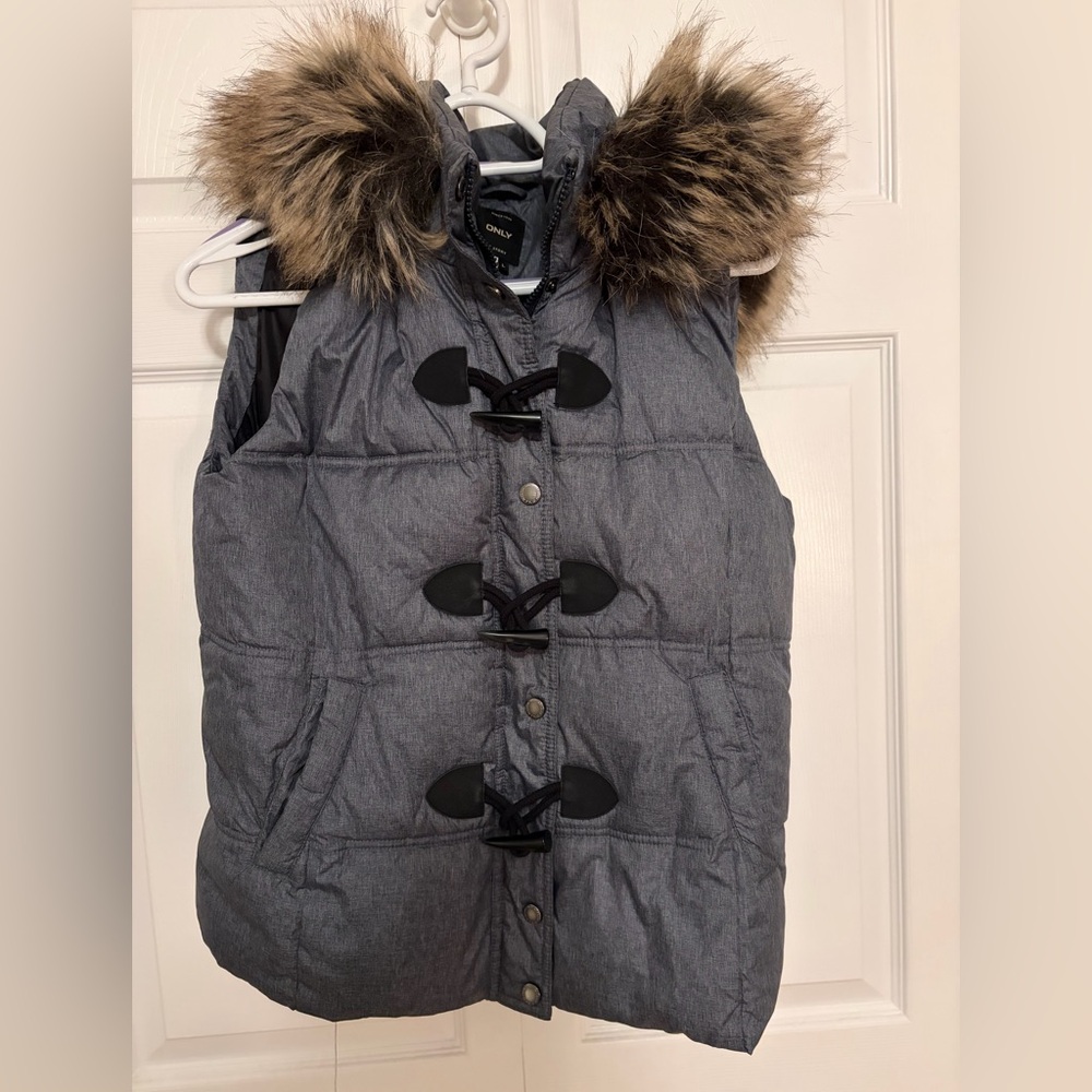 ONLY Charcoal Puffer Vest with Faux Fur